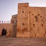Questa antica e maestosa fortezza medievale � piena zeppa di segni e tracce del leggendario ordine dei Templari, che nel 200 avevano qui una loro magione, utile a vigilare sul passaggio di convogli di uomini e mezzi diretti in Terra Santa